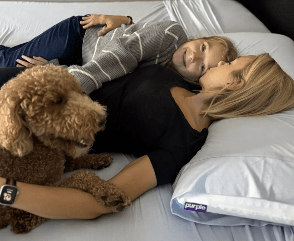 purple black friday deal featured image - mom with daughter on purple mattress